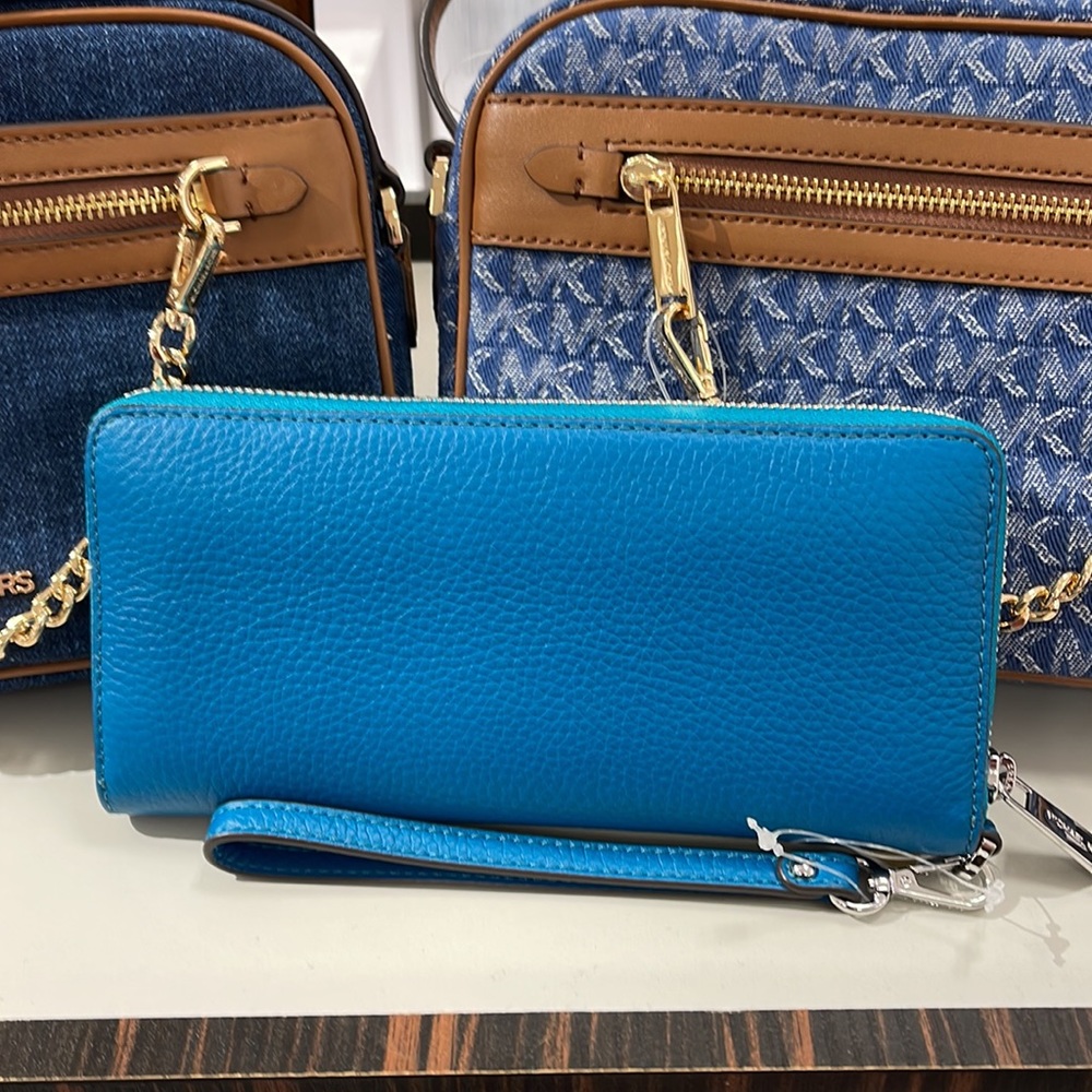 Michael Kors Jet Set Travel Large Travel CONTINENTAL 
Lagoon - Picture 8 of 16